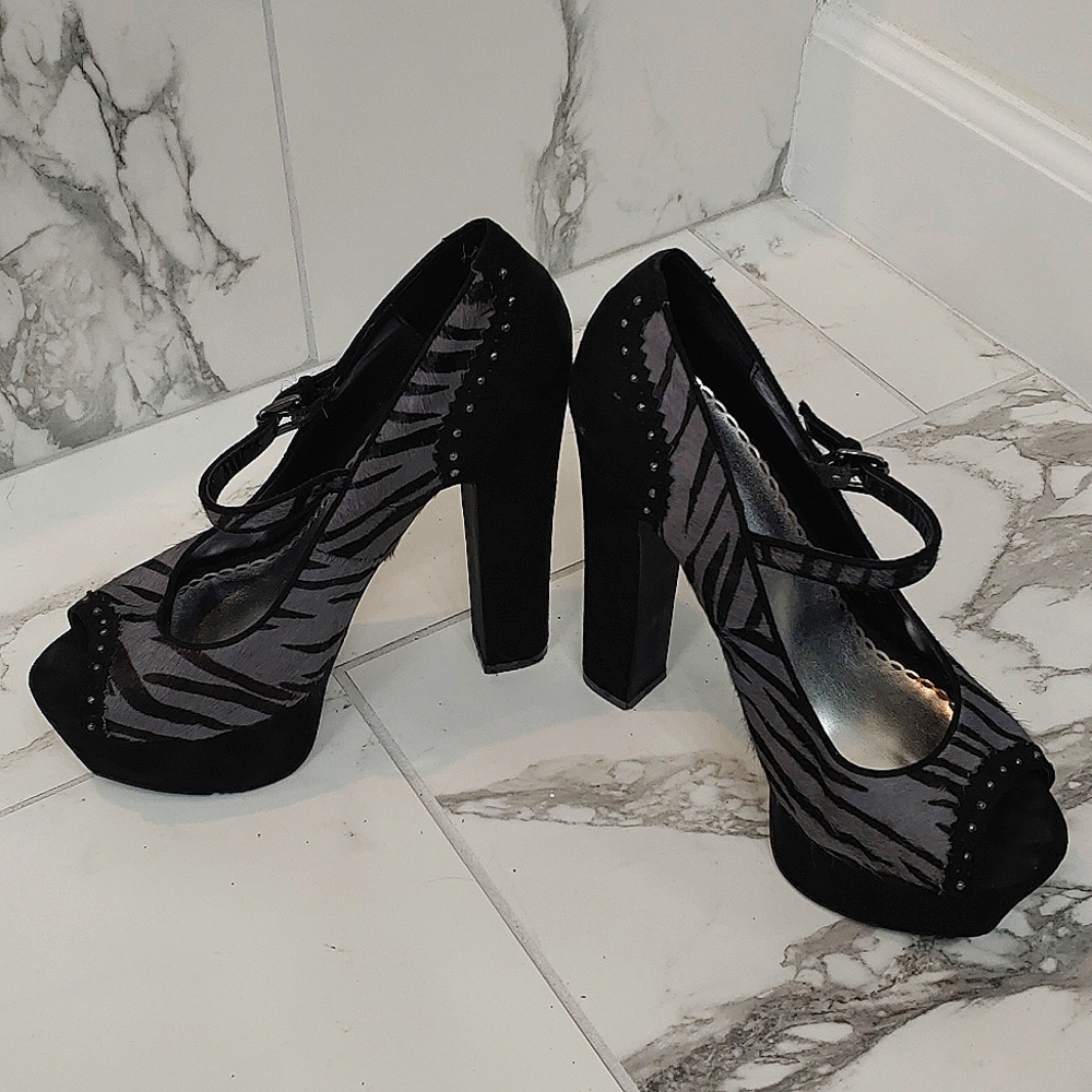 Bebe 5.5 inch high heels and 1.5 inch platform for comfort,fuzzy texture for lux